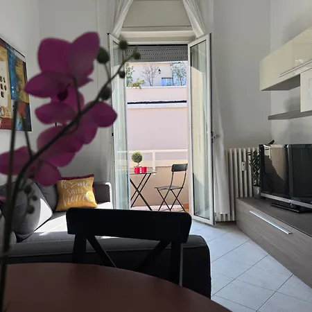 Bright With Balcony In Corso Xxii Marzo * Mediolan