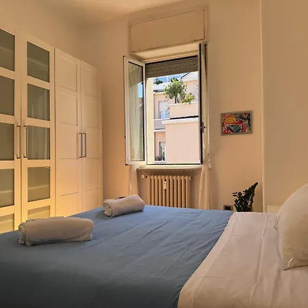 Bright With Balcony In Corso Xxii Marzo Apartament