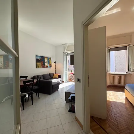 Bright With Balcony In Corso Xxii Marzo דירה