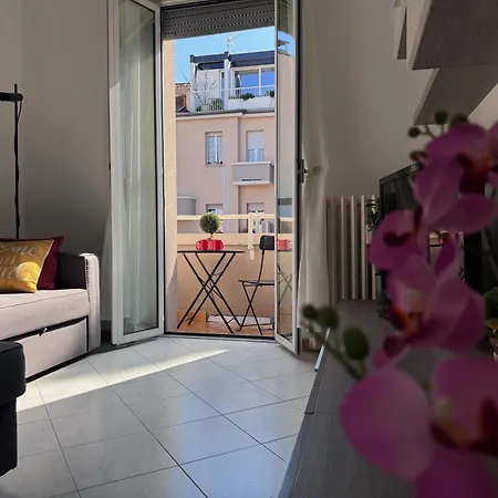 Bright With Balcony In Corso Xxii Marzo דירה *